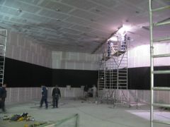 nagy koncertterem hangelnyelő burkolat festése 